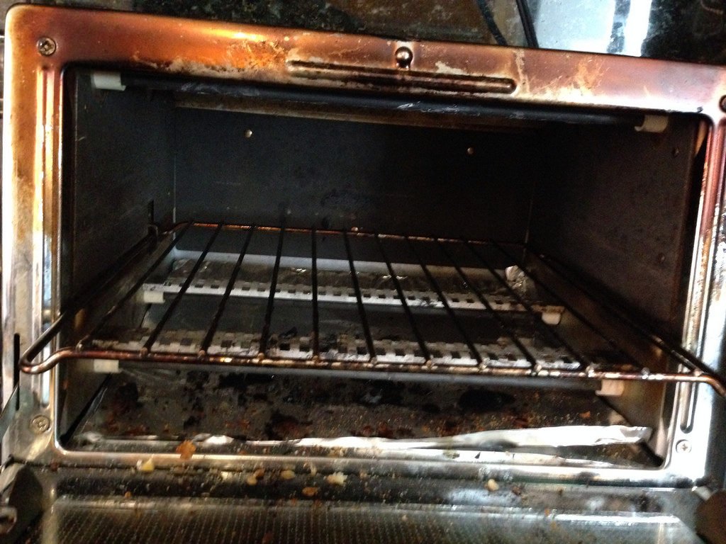 How to Clean a Toaster Oven Inside and Outside ?